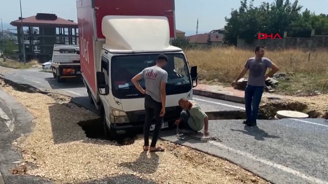 Beylikdüzü Kavaklı'da kamyonet yolda oluşan çukura düştü