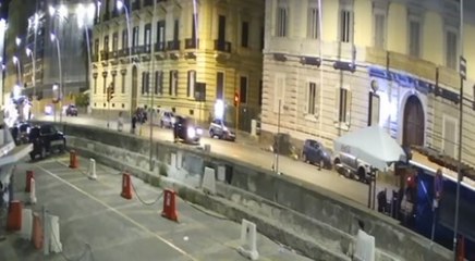 Napoli, investita e uccisa da moto che impenna su Via Caracciolo: il video choc (01.09.22)