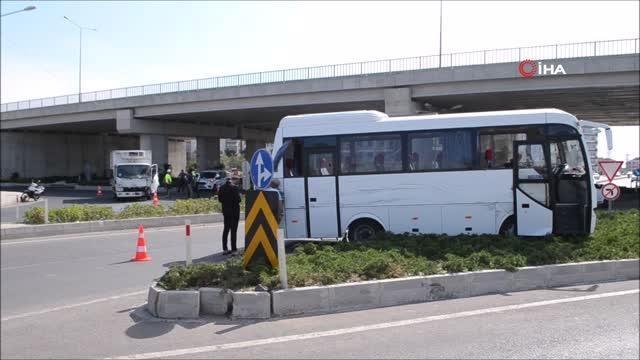 Servis minibüsüyle çarpışan kamyonetin şoförü yaralandı