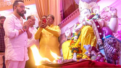 Mika Singh Takes Lord Ganesha's Blessing At Andhericha Raja
