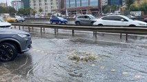 Ataşehir'de sağanak yağış sebebiyle yollar su altında kaldı