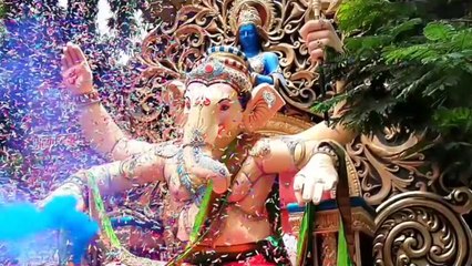 SRK brings Ganpati Bappa home