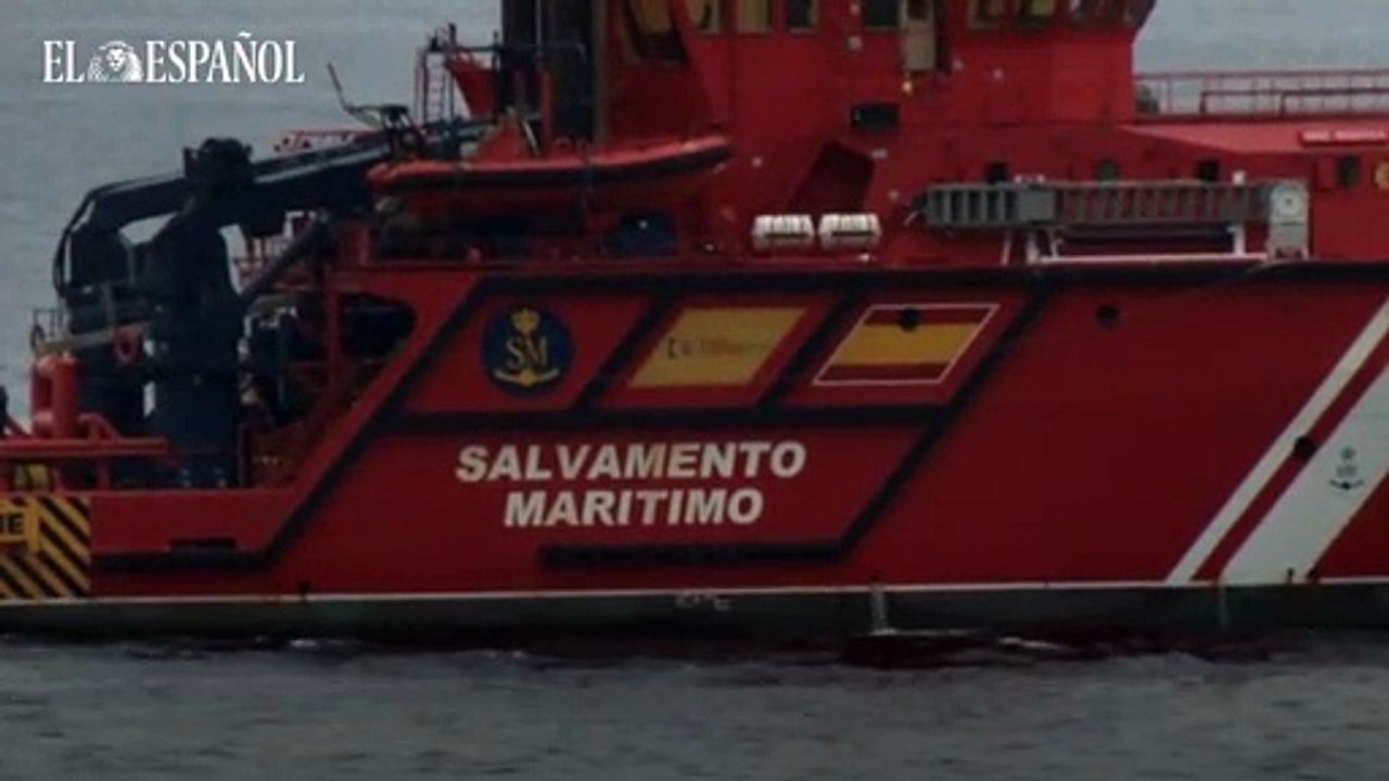 Temor a una posible 'marea negra' en La Línea (Cádiz) tras un vertido de combustible de un barco