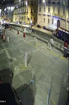 Napoli, motociclista impenna in via Caracciolo: il video choc