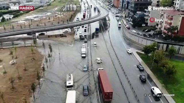 İstanbul'da sağanak başladı, yollar göle döndü