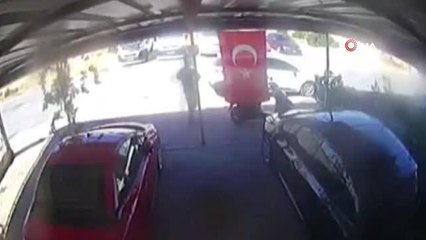 Motosikletini çalmaya çalışan hırsızı yakalamak için adeta uçtu... Kaçan hırsızın terliği elinde kaldı