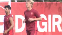 Pasillito de bienvenida a Januzaj y Dolberg