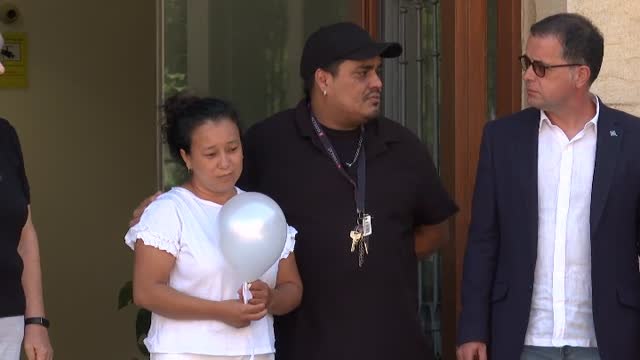 Emotivo minuto de silencio por la bebé que murió en la granizada de La Bisbal