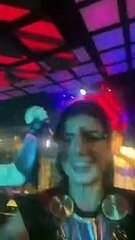 Paula Fernandes beija namorado em festa de aiversário