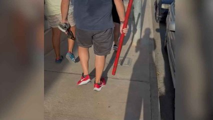 Imágenes del vídeo viralizado de Víctor, un ingeniero de Murcia, que junto a dos amigos, protagonizó la desocupación exprés de su chalé en la Urbanización Los Ángeles de El Esparragal.