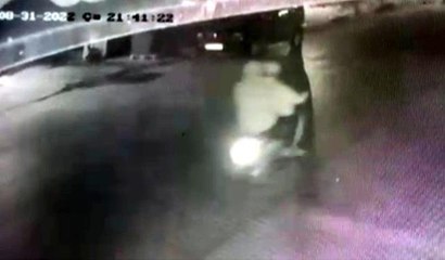 Husumetlisinin evine ateş açarken yanındaki arkadaşını vurdu