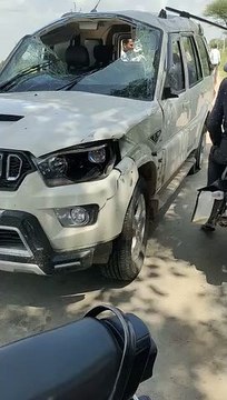 Weapons seized : बाइक को टक्कर मार एसयूवी पलटी, चालक भागा, हथियार मिले