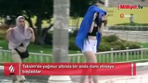 Yağmur altında bir anda dans etmeye başladılar