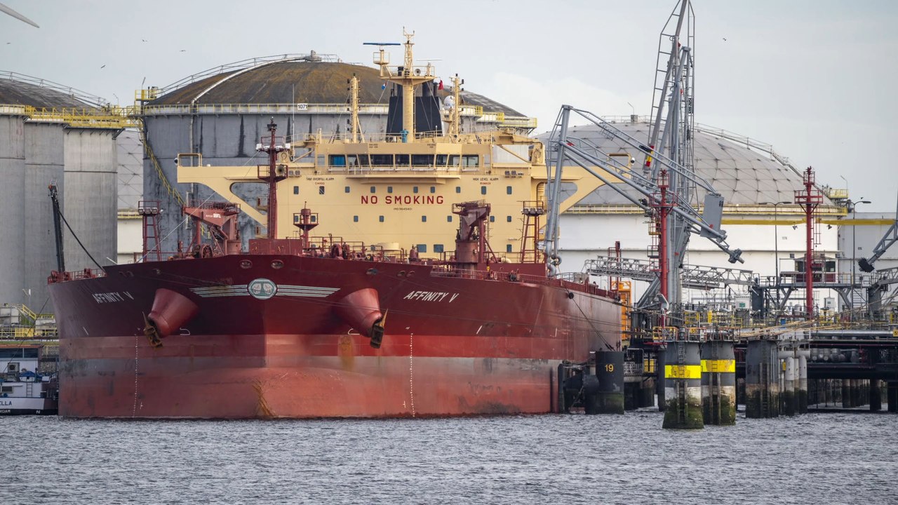 Frachter blockiert erneut den Suezkanal