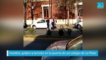 Insultos, golpes y tensión en la puerta de un colegio de La Plata