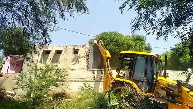 भारी पुलिसबल के साथ हटाया अतिक्रमण