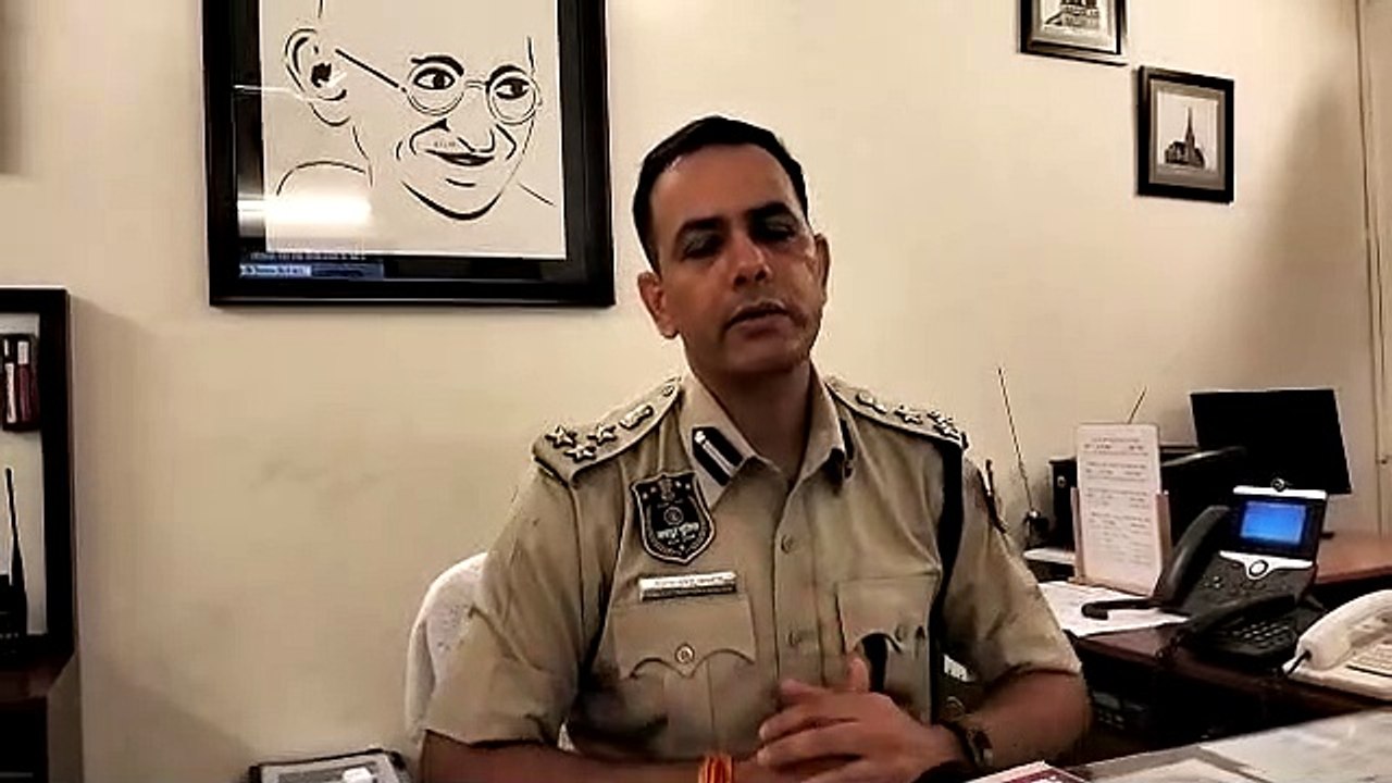 सादा वस्त्रों में थे डीसीपी, चालान से बचने के लिए देने पड़े 500 रुपए