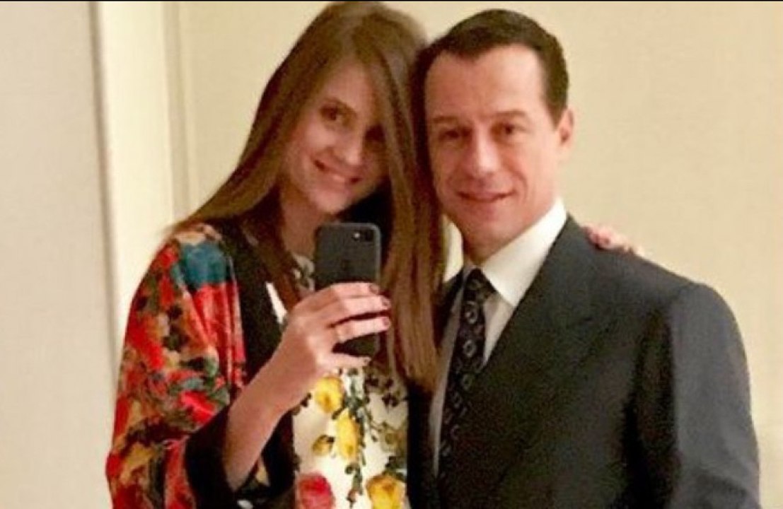 Stefano Accorsi rivela com’è iniziato l’amore con la moglie 30enne