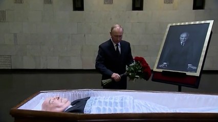 Putin despide a Gorbachov con un ramo de flores
