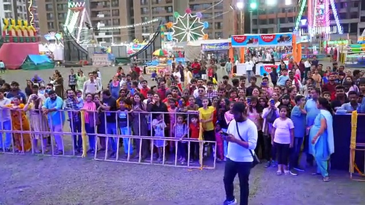 Going To Public Places With Shahrukh Khan - Prank | आज तो पूरा शहर पागल हो गया  experiment tv