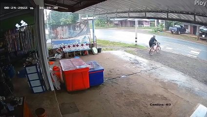 Un homme essaie d'empêcher un camion de rouler sur la route - Buzz Buddy