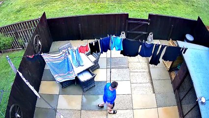 Un homme met accidentellement le feu à une lessive - Buzz Buddy