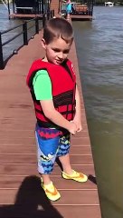 Kid essaie de se hype pour sauter du quai - Buzz Buddy