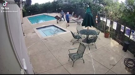 Papa déplace des meubles tombe dans un bain à remous - Buzz Buddy