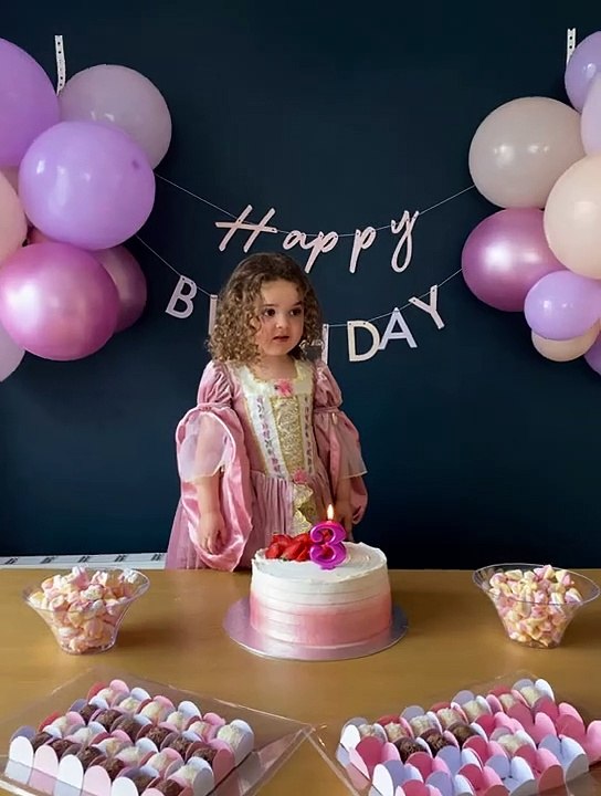 Petite fille surprise par une bougie d'anniversaire têtue - Buzz Buddy