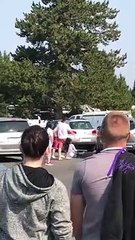 Les touristes se chamaillent sur une place de stationnement à Yellowstone - Buzz Buddy