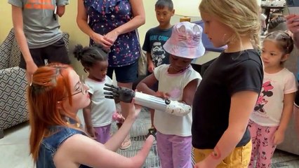 Démonstration de prothèses pour membres différents enfants - Buzz Buddy