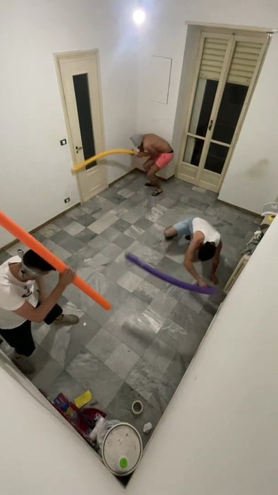 Des amis aux yeux bandés se frappent avec des nouilles de piscine - Buzz Buddy