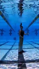 Faire le moonwalk au fond de la piscine... la grande classe