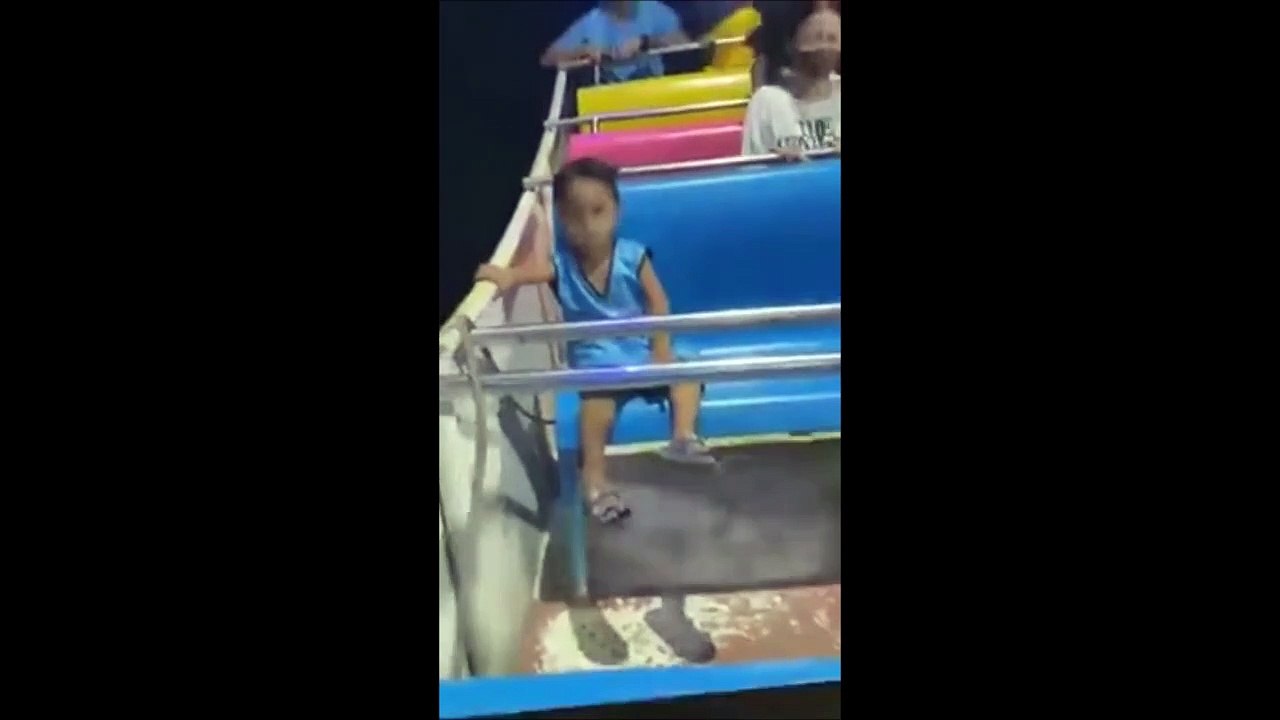 Cette fillette n'a peur de rien et surtout pas des manèges