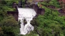 Video... कैचमेंट एरिया में बारिश के बाद बड़ी तालाब ओवरफ्लो से बहता झरना
