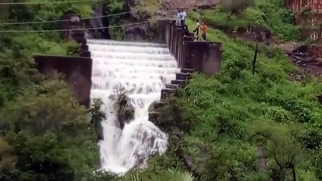 Video... कैचमेंट एरिया में बारिश के बाद बड़ी तालाब ओवरफ्लो से बहता झरना