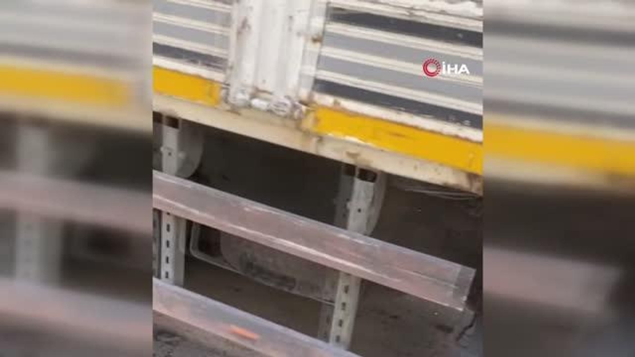 Araçla seyir halindeyken uyuyakalan sürücü yol kenarındaki kamyona çarptı