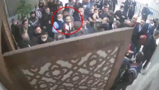 AK Parti İlçe Başkanı Mehmet Yılmaz, tartıştığı polislerle kavga etti