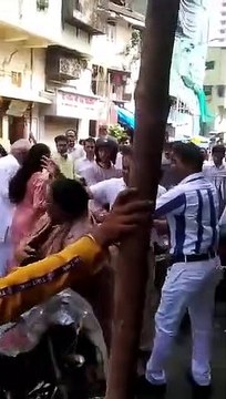 மும்பையில் நடுரோட்டில் பெண்ணுக்கு அடி உதை.. ராஜ்தாக்கரே கட்சியினர் சம்பவம் - வீடியோ!