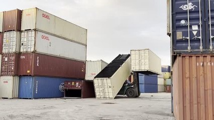 Konteynerin forkliftin üzerine düşmesi sonucu operatör yaralandı