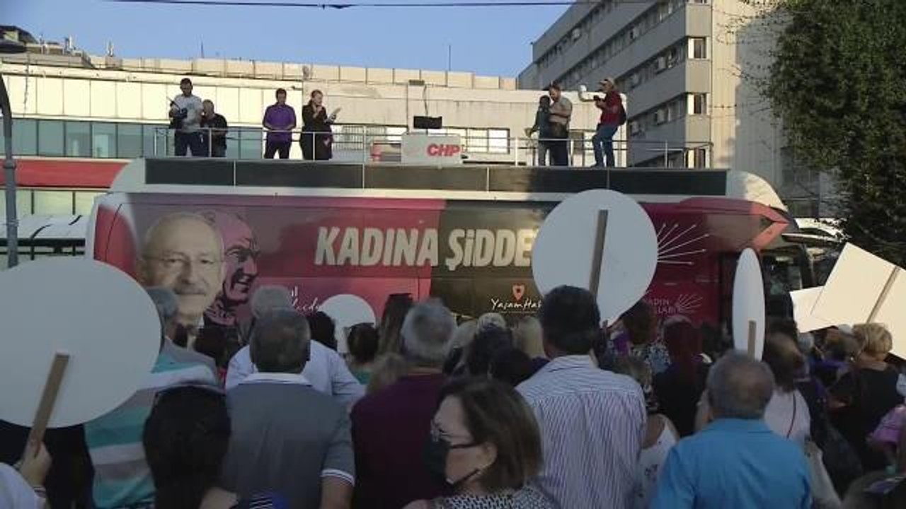 İzmir gündem haberi: İzmir'de Kadınlardan "Yalnız Değilsin, Biz Varız" Etkinliği. Nazlıaka: "Kadın Cinayetlerinden Sayı Diye Bahsedenler İlk Seçimde Sandığa Gömülecek"
