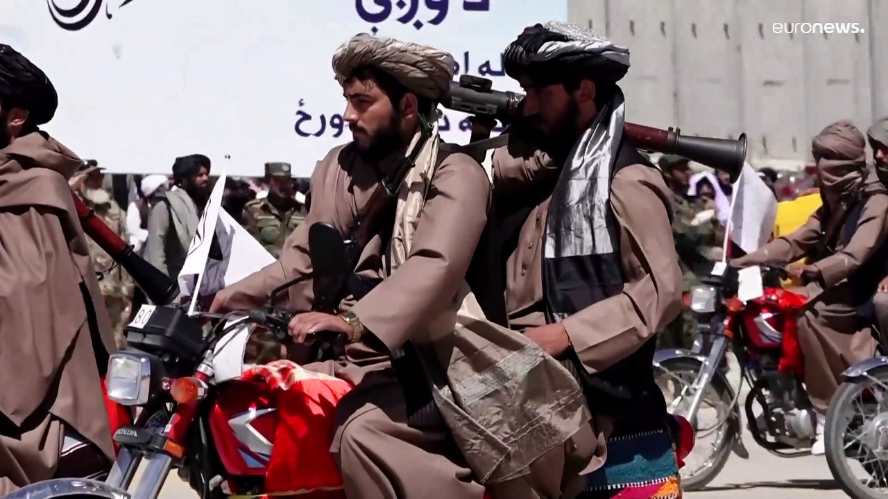 Afganistán | Los talibanes 'desafian' a EEUU desfilando en su antigua base de Bagram