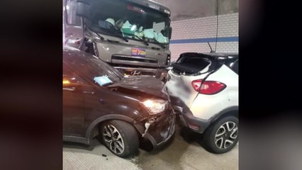 25t 트레일러, 사고로 정차한 차량 4대 덮쳐...1명 사망 / YTN