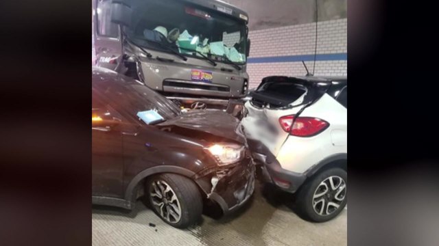25t 트레일러, 사고로 정차한 차량 4대 덮쳐...1명 사망 / YTN