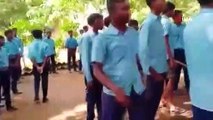 Hindistan'da 'düşük not verdikleri' gerekçesiyle öğretmenlerini ağaca bağlayarak darp ettiler