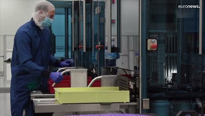 Скачать видео: Aprobadas nuevas vacunas contra las variantes de la COVID-19 por la Agencia Europea de Medicamentos