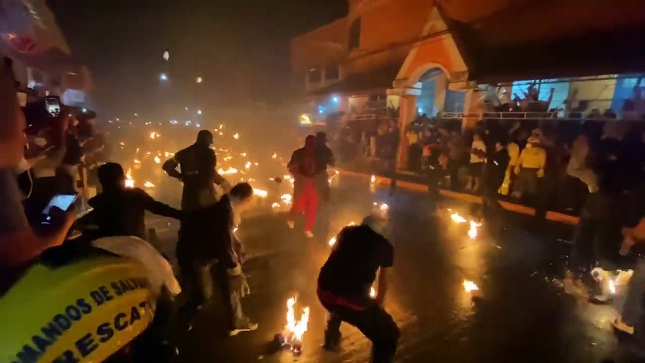 Bolas de fuego iluminan