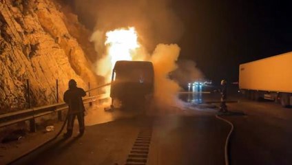 OTOYOLDA 8 TON KÖMÜR YÜKLÜ TIR YANDI