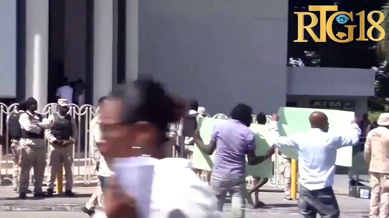 Yon group moun òganize yon sit-in devan plizyè bank komèsyal nan kapital la pou mande desann dola.