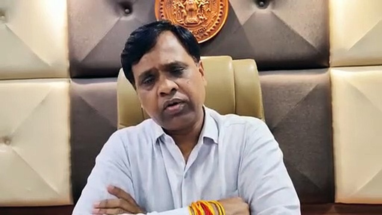 Video: Collector admits that Ratlam are eating adulterated food items